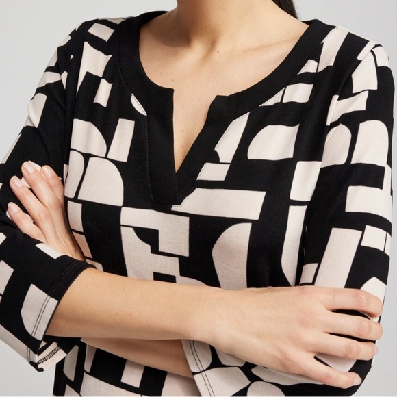 NWT Chico’s Travelers Block Back and Cream Print Split Neck Blouse Size 2 - Picture 4 of 11